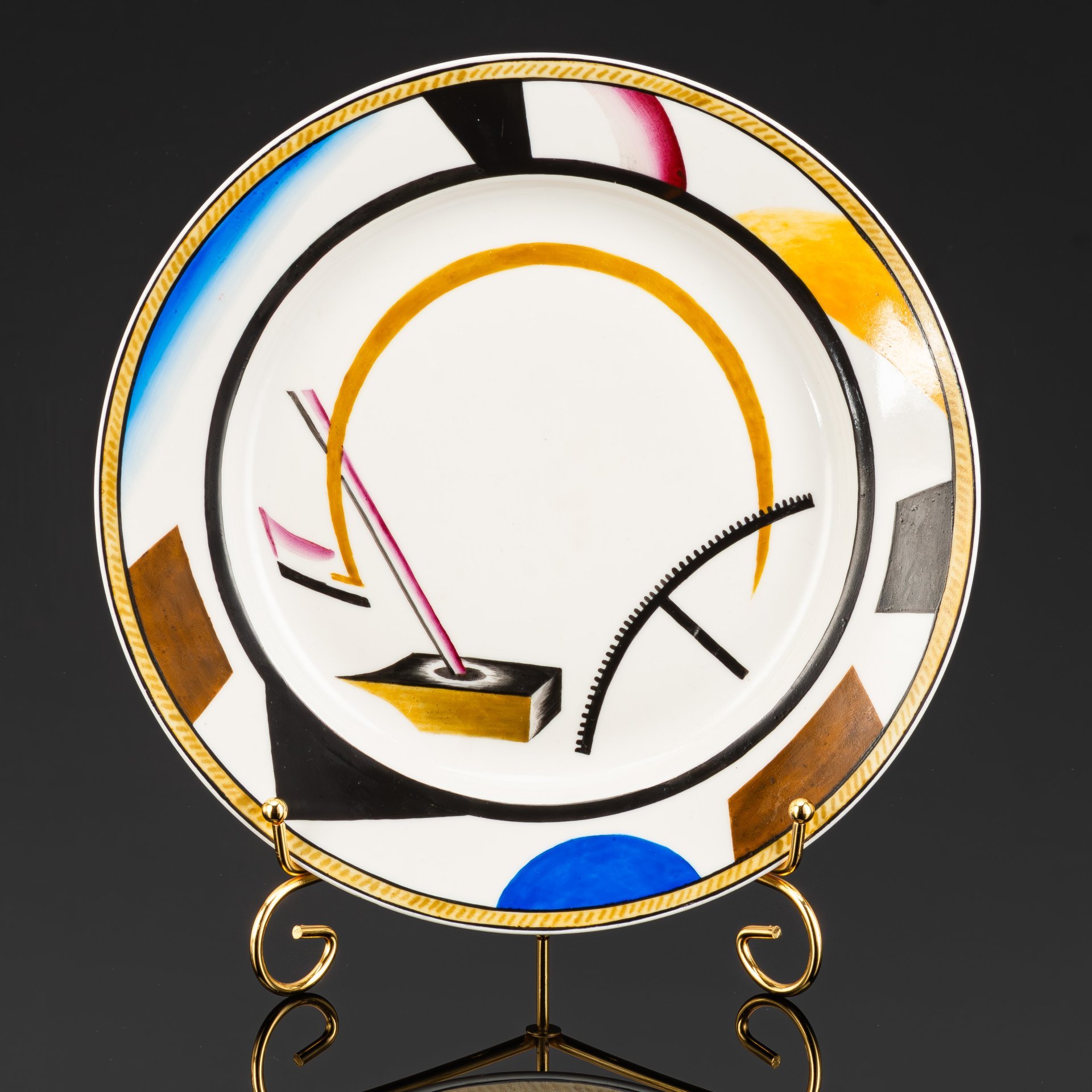 Тарелка "Кубистическая с молотом", автор росписи С.В. Чехонин (1919 г.), исполнитель росписи М. Смирнов, фарфор, роспись, Российская Федерация, 1990-2000 гг.