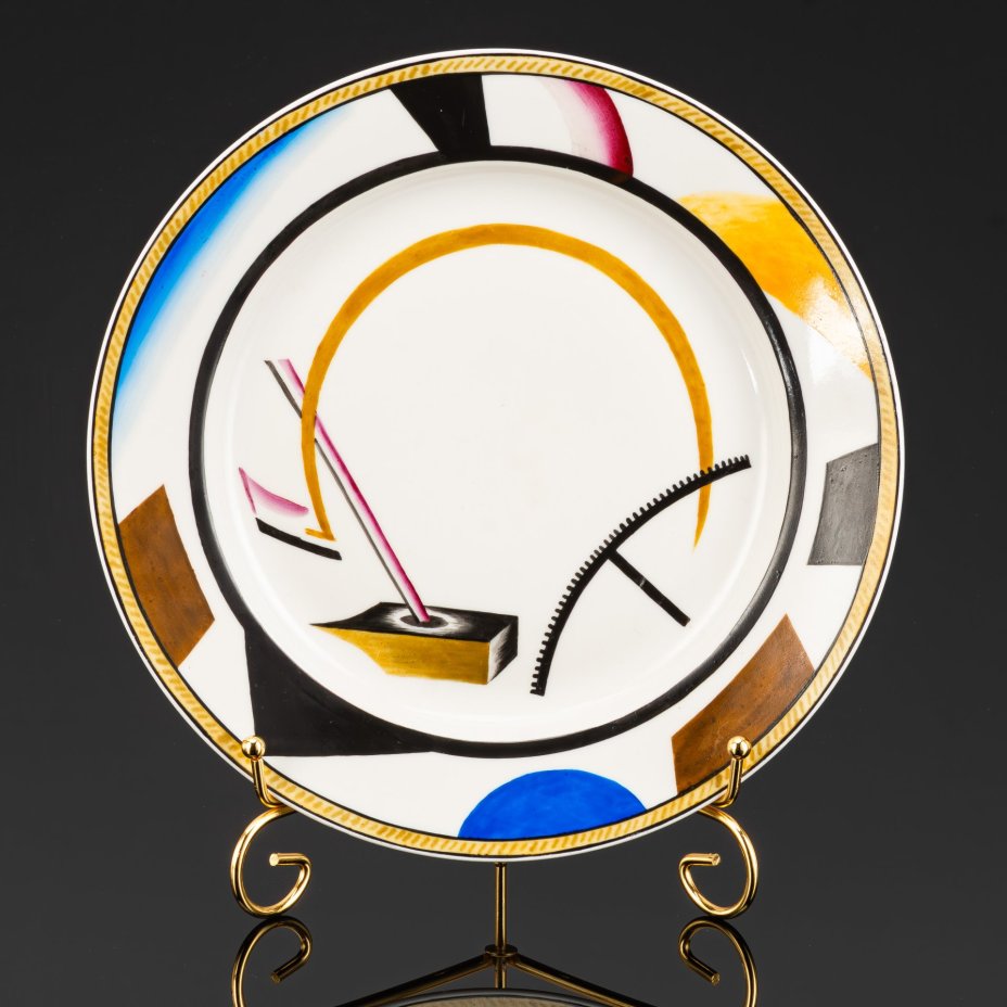 Тарелка "Кубистическая с молотом", автор росписи С.В. Чехонин (1919 г.), исполнитель росписи М. Смирнов, фарфор, роспись, Российская Федерация, 1990-2000 гг.