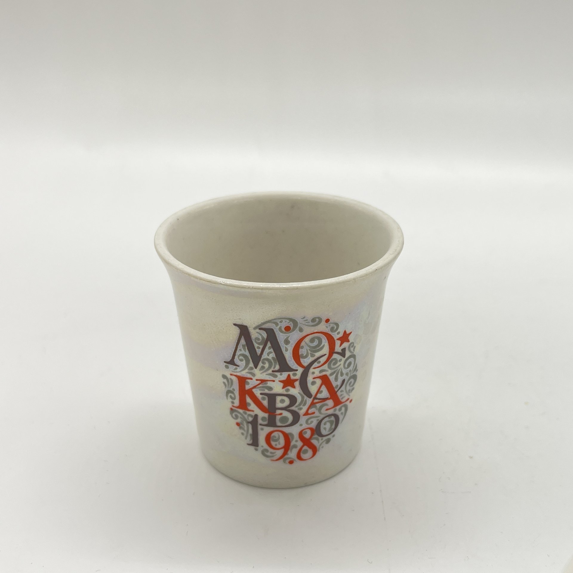 Стопка "Олимпийский мишка", фарфор, деколь, люстр, Горьковский ордена Трудового Красного Знамени завод «Орбита», СССР, 1980 г.