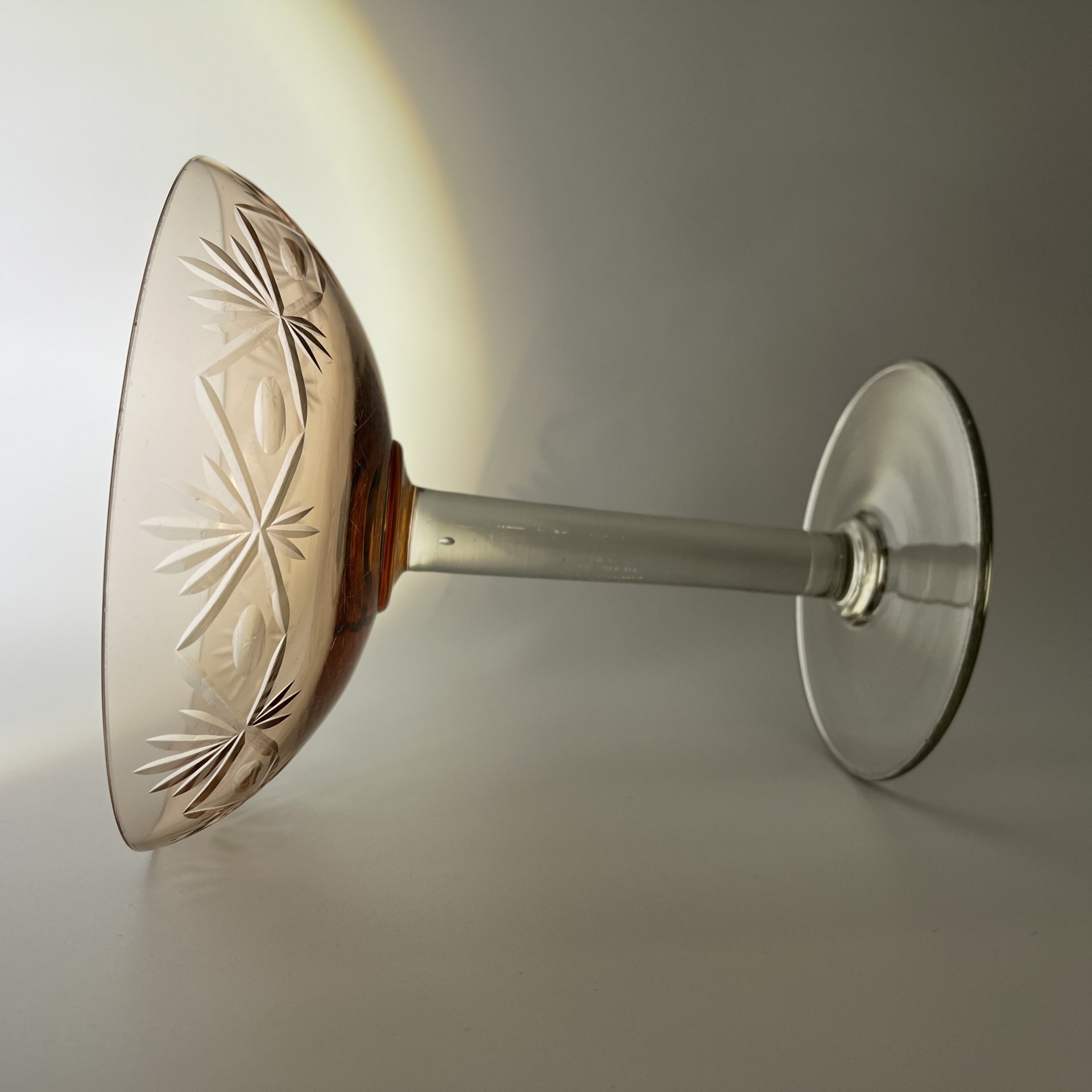 Ваза (конфетница) на ножке, стекло, розалиновое, алмазная грань, СССР, 1970-1990 гг.