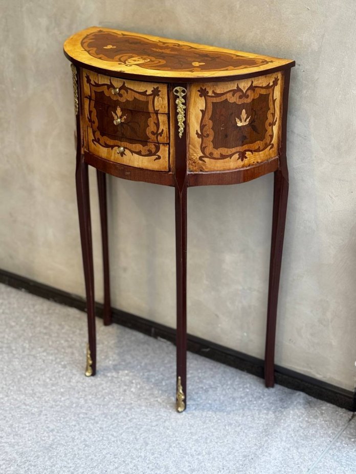 Консоль с тремя выдвижными ящиками, декорированная маркетри и металлическими накладками