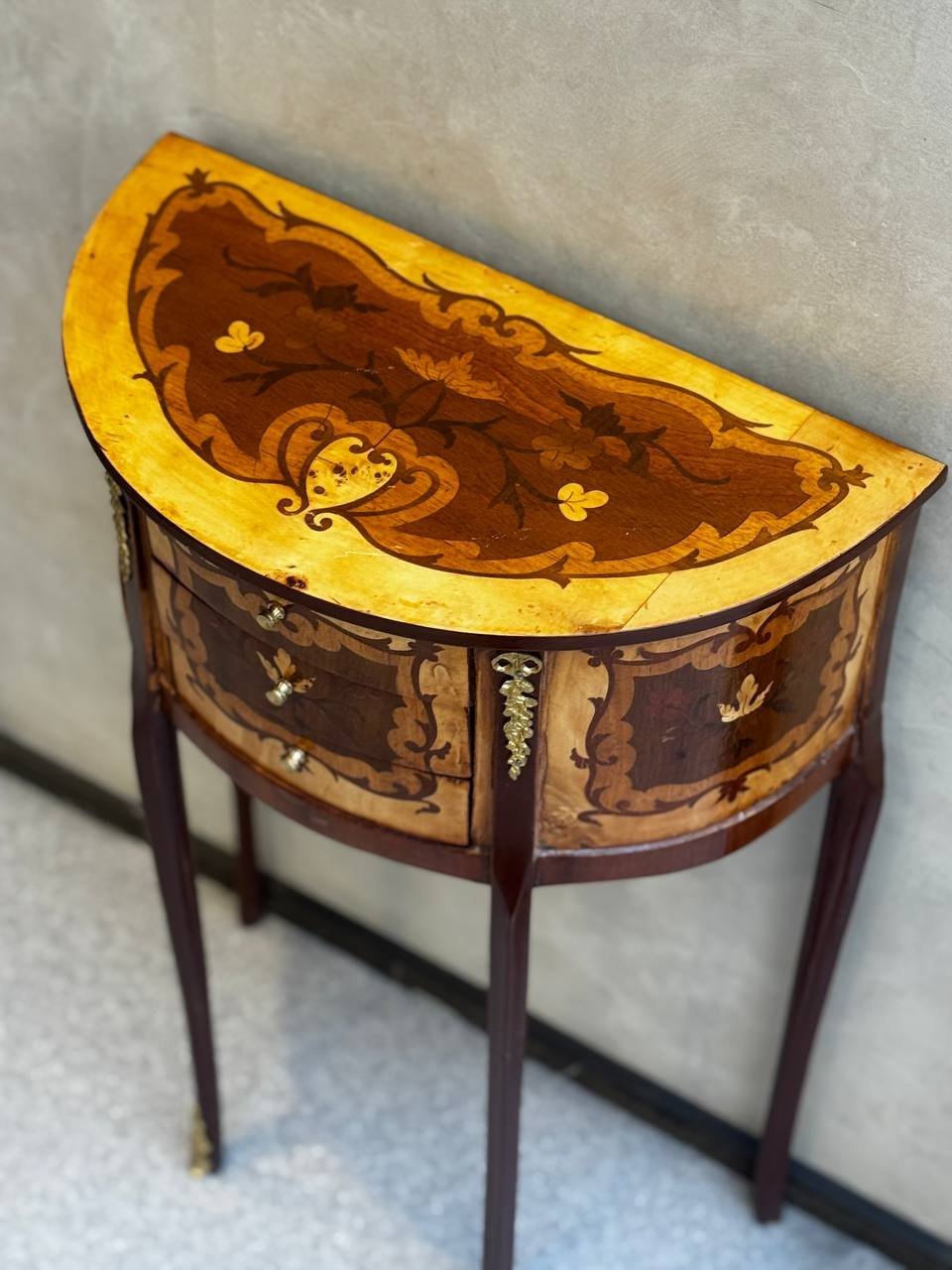 Консоль с тремя выдвижными ящиками, декорированная маркетри и металлическими накладками