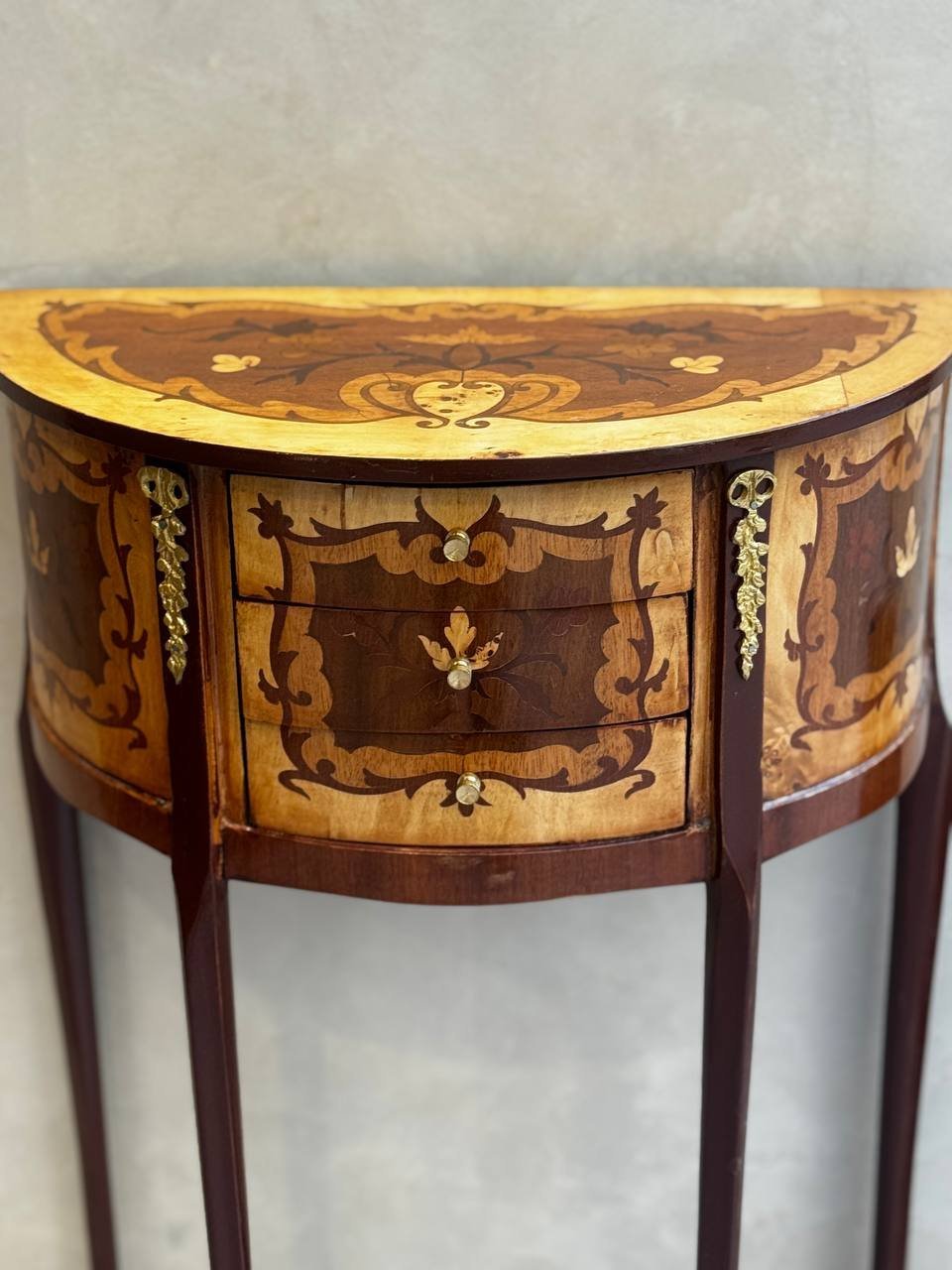Консоль с тремя выдвижными ящиками, декорированная маркетри и металлическими накладками