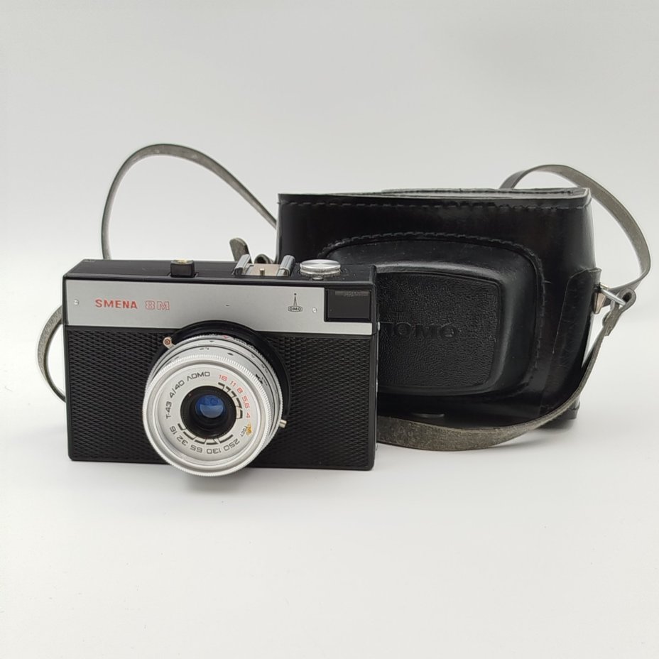 Фотоаппарат "Смена-8" в оригинальном кофре, пластик, кожа, стекло, ЛОМО (Ленинградское оптико-механическое объединение), СССР, 1970-1990 гг.