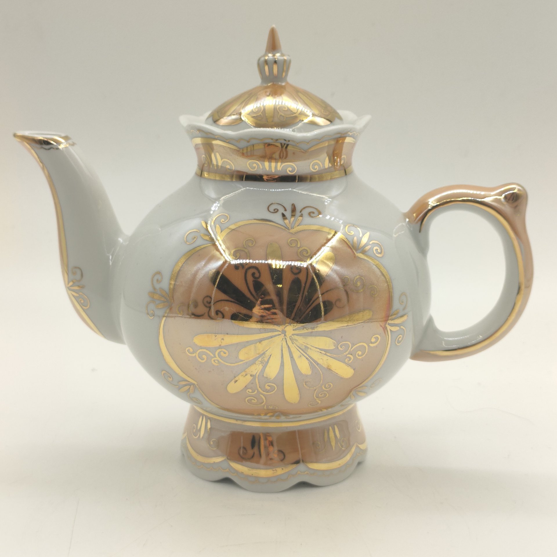 Чайник заварочный со стилизованным растительным декором, фарфор, люстр, золочение, Кисловодская фабрика сувениров, СССР, 1970-1980 гг.