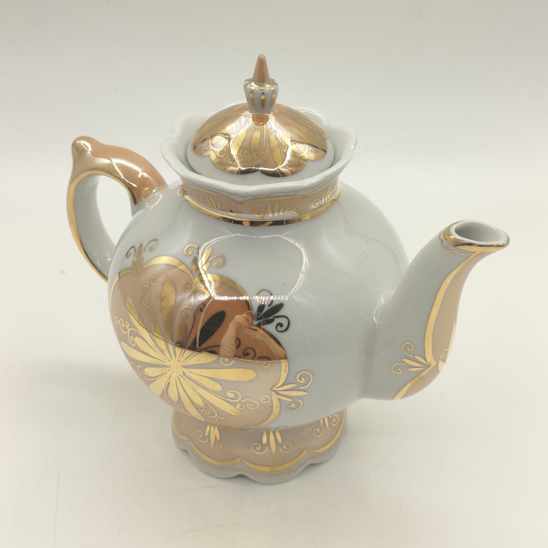 Чайник заварочный со стилизованным растительным декором, фарфор, люстр, золочение, Кисловодская фабрика сувениров, СССР, 1970-1980 гг.