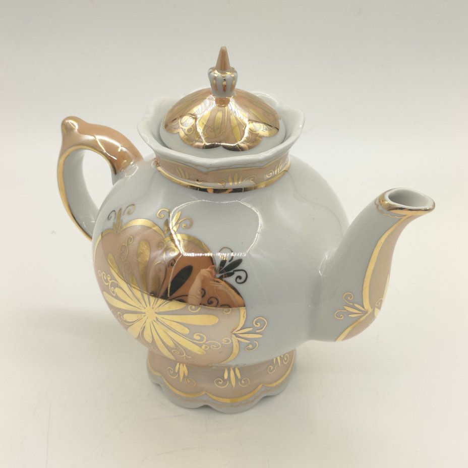 Чайник заварочный со стилизованным растительным декором, фарфор, люстр, золочение, Кисловодская фабрика сувениров, СССР, 1970-1980 гг.