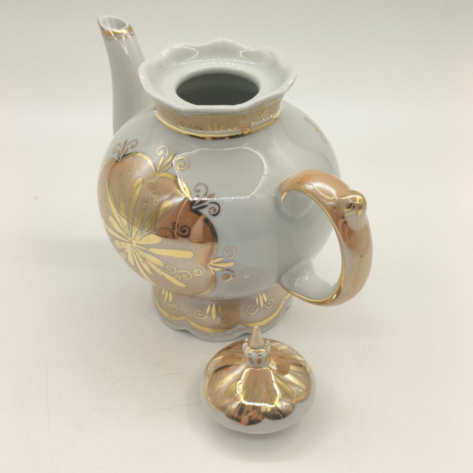 Чайник заварочный со стилизованным растительным декором, фарфор, люстр, золочение, Кисловодская фабрика сувениров, СССР, 1970-1980 гг.