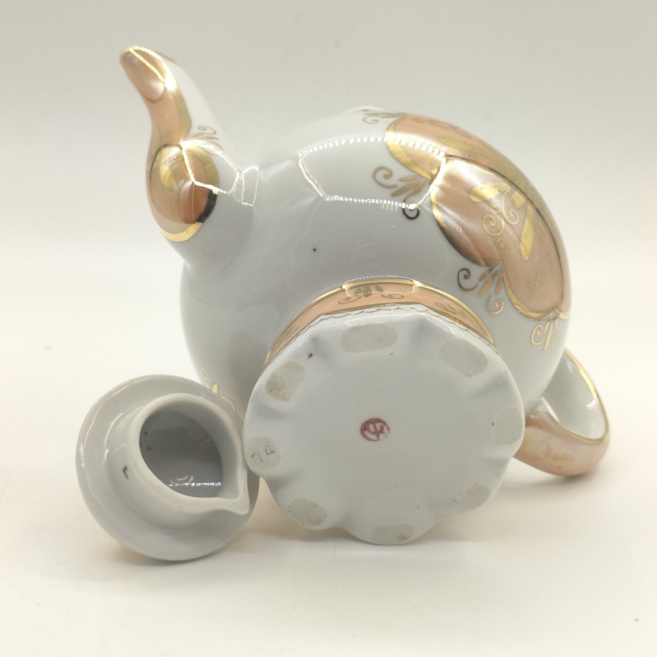 Чайник заварочный со стилизованным растительным декором, фарфор, люстр, золочение, Кисловодская фабрика сувениров, СССР, 1970-1980 гг.