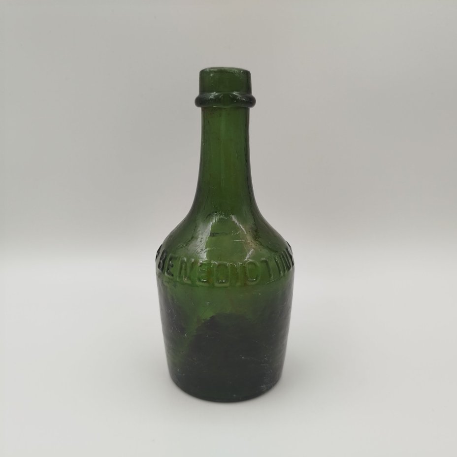 Бутылка из-под ликёра "Benedictine", стекло, Западная Европа, 1900-1940 гг.