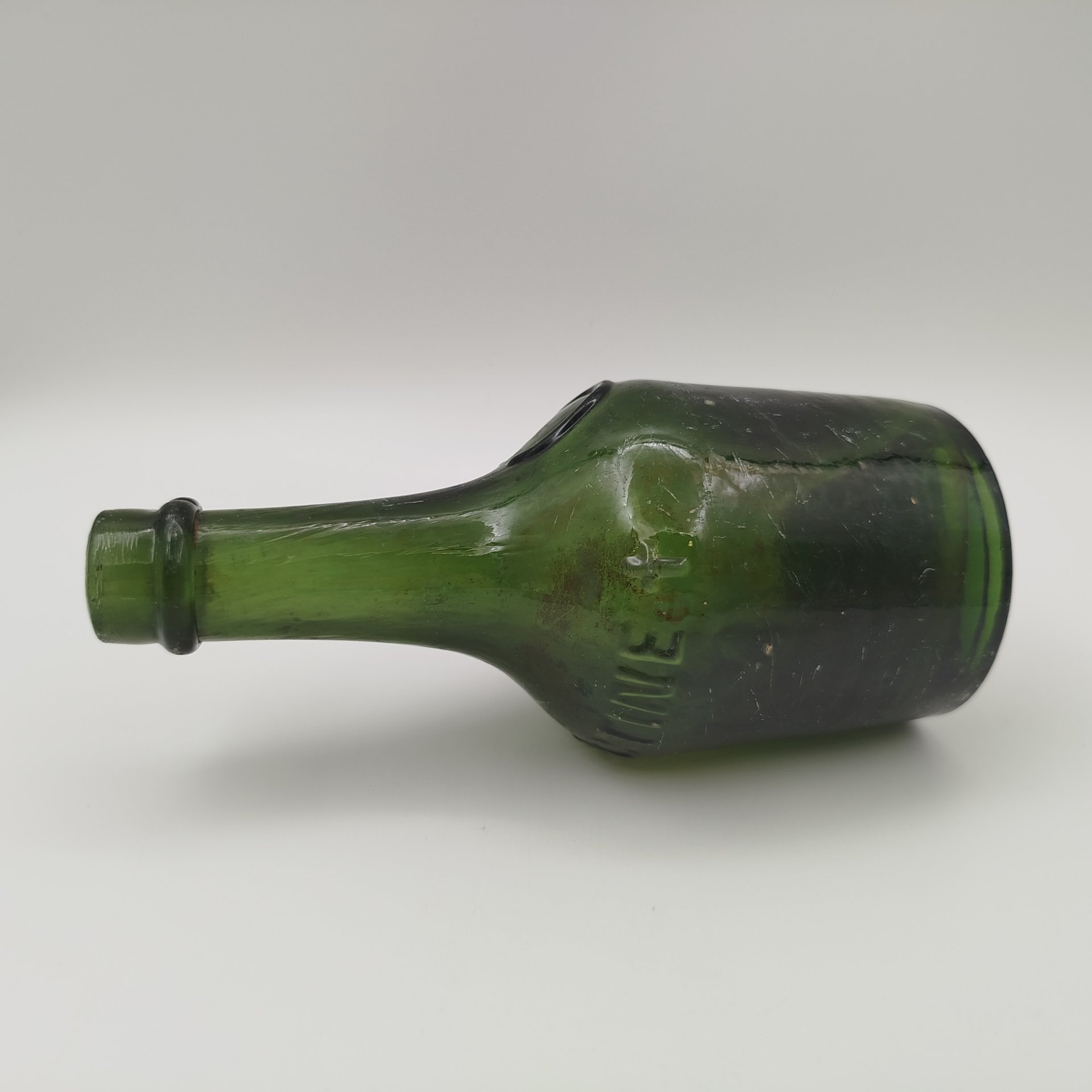 Бутылка из-под ликёра "Benedictine", стекло, Западная Европа, 1900-1940 гг.