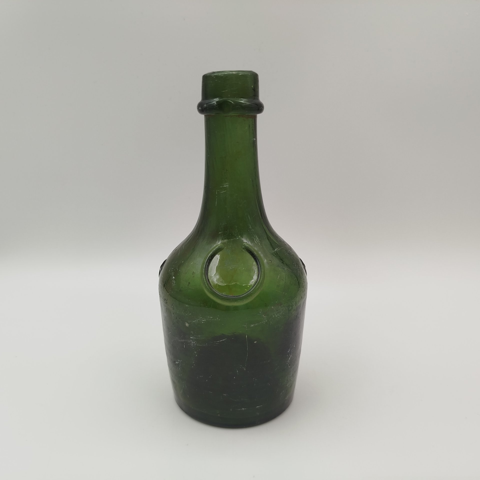 Бутылка из-под ликёра "Benedictine", стекло, Западная Европа, 1900-1940 гг.