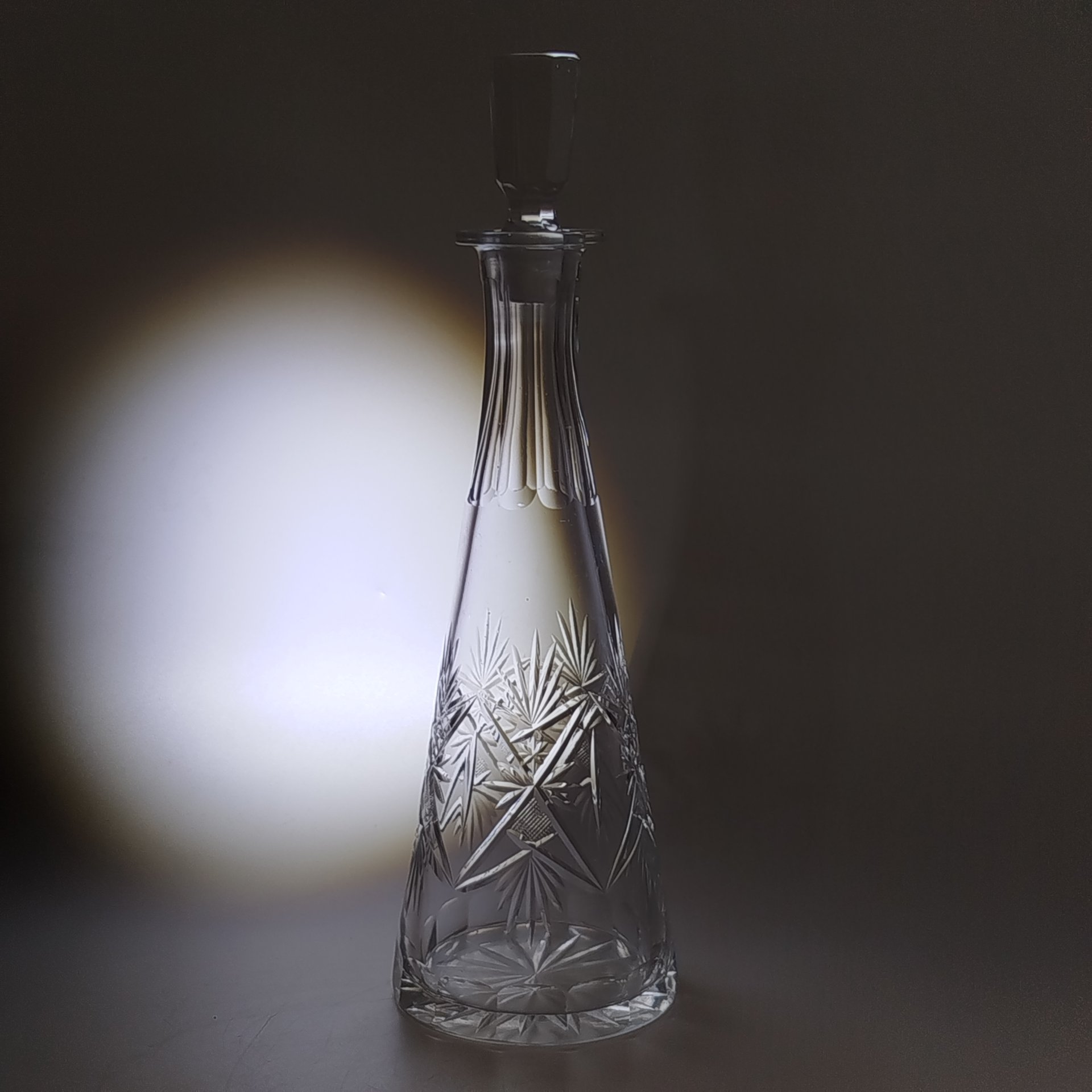 Штоф (графин) для крепких напитков конической формы со звездчатым декором, стекло, алмазная грань, СССР, 1930-1950 гг.