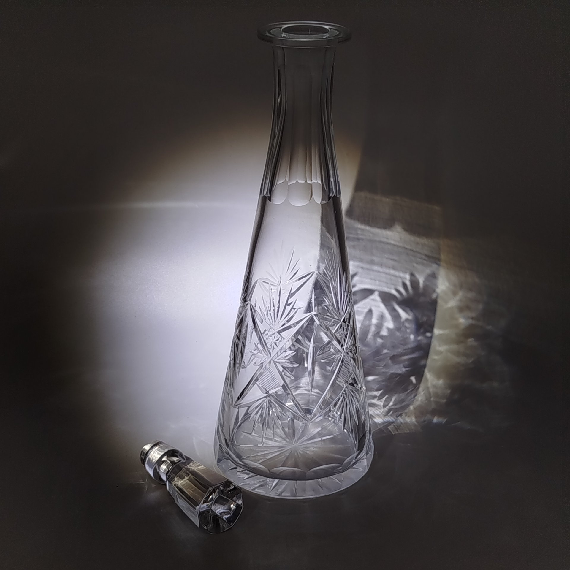 Штоф (графин) для крепких напитков конической формы со звездчатым декором, стекло, алмазная грань, СССР, 1930-1950 гг.