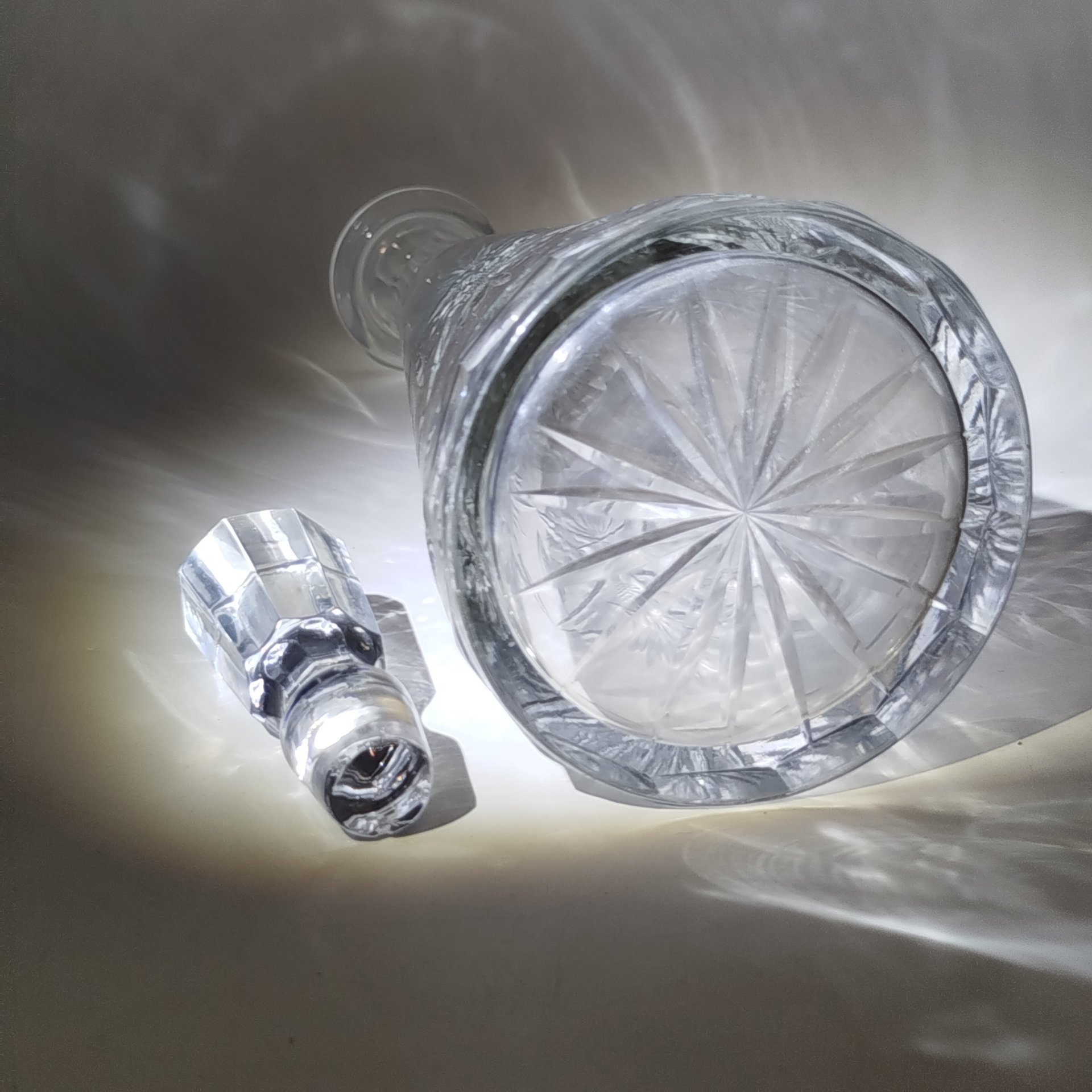 Штоф (графин) для крепких напитков конической формы со звездчатым декором, стекло, алмазная грань, СССР, 1930-1950 гг.