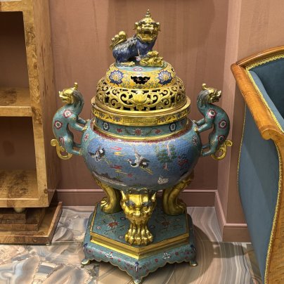 Парные напольные ароматницы (курительницы) для благовоний, установленная на трех зооморфных лапах-ножках, с навершием и ручками в виде Собак Фу, декорированные красноголовыми журавлями на облачном фоне, латунь, перегородчатая эмаль, техника клуазоне, Китай, 1950-1980 гг.