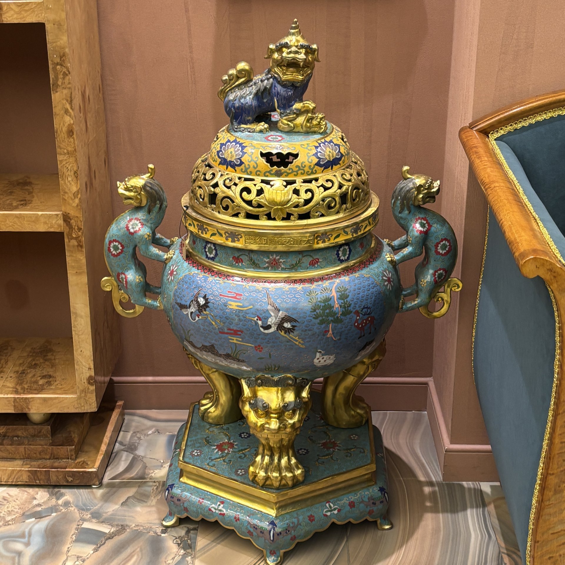 Парные напольные ароматницы (курительницы) для благовоний, установленная на трех зооморфных лапах-ножках, с навершием и ручками в виде Собак Фу, декорированные красноголовыми журавлями на облачном фоне, латунь, перегородчатая эмаль, техника клуазоне, Китай, 1950-1980 гг.