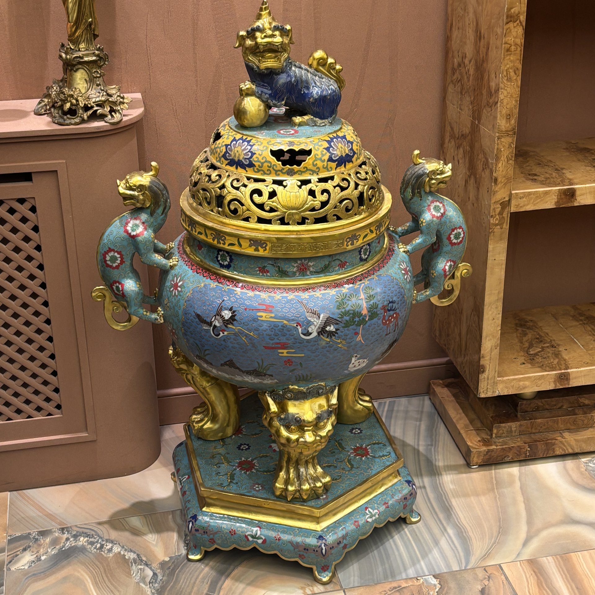 Парные напольные ароматницы (курительницы) для благовоний, установленная на трех зооморфных лапах-ножках, с навершием и ручками в виде Собак Фу, декорированные красноголовыми журавлями на облачном фоне, латунь, перегородчатая эмаль, техника клуазоне, Китай, 1950-1980 гг.