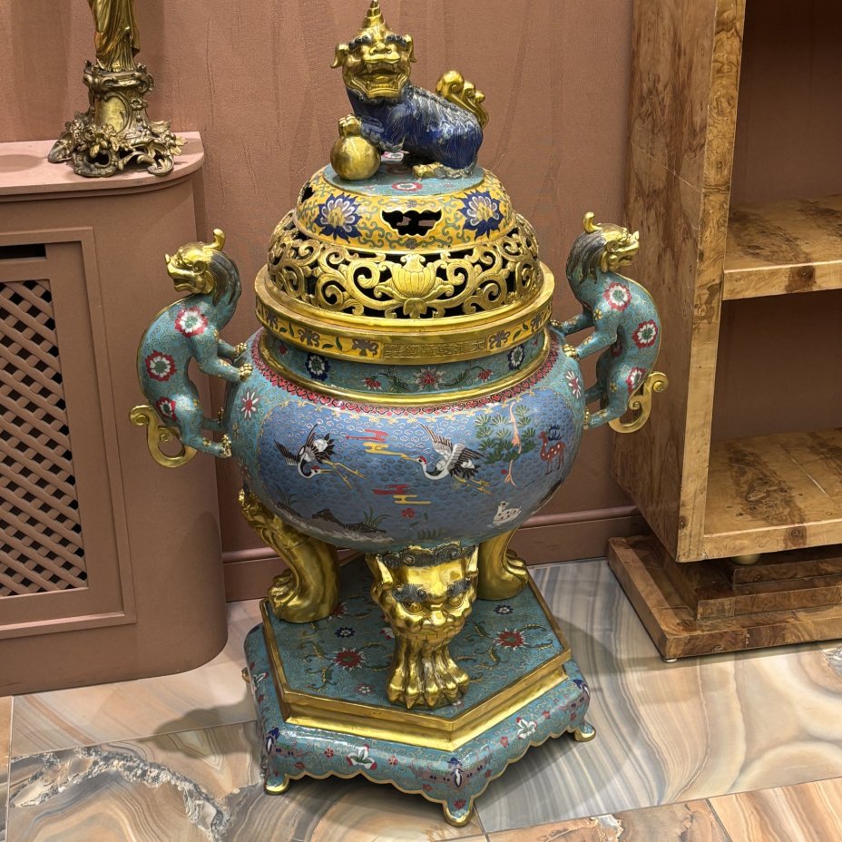 Парные напольные ароматницы (курительницы) для благовоний, установленная на трех зооморфных лапах-ножках, с навершием и ручками в виде Собак Фу, декорированные красноголовыми журавлями на облачном фоне, латунь, перегородчатая эмаль, техника клуазоне, Китай, 1950-1980 гг.