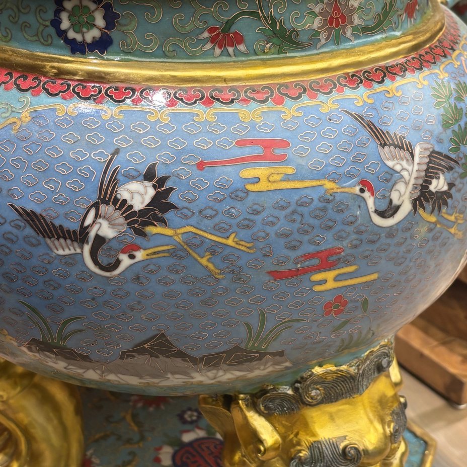 Парные напольные ароматницы (курительницы) для благовоний, установленная на трех зооморфных лапах-ножках, с навершием и ручками в виде Собак Фу, декорированные красноголовыми журавлями на облачном фоне, латунь, перегородчатая эмаль, техника клуазоне, Китай, 1950-1980 гг.