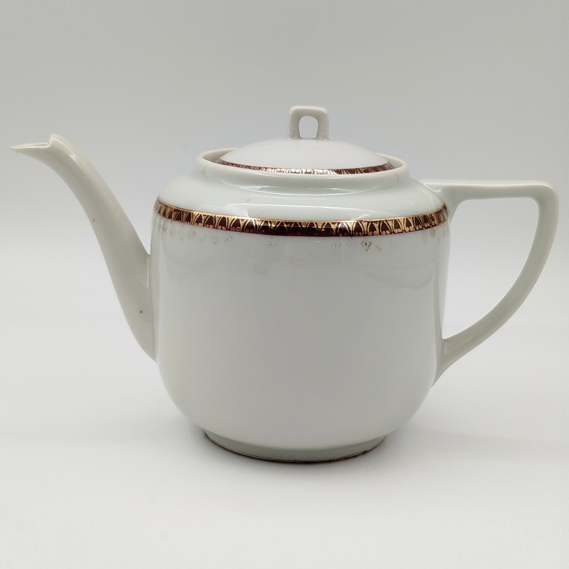 Чайник заварочный с орнаментальной каймой, фарфор, обводка, золочение, Фарфоровый завод «Пролетарий» (Бронница, Мста), СССР, 1923-1927 гг.