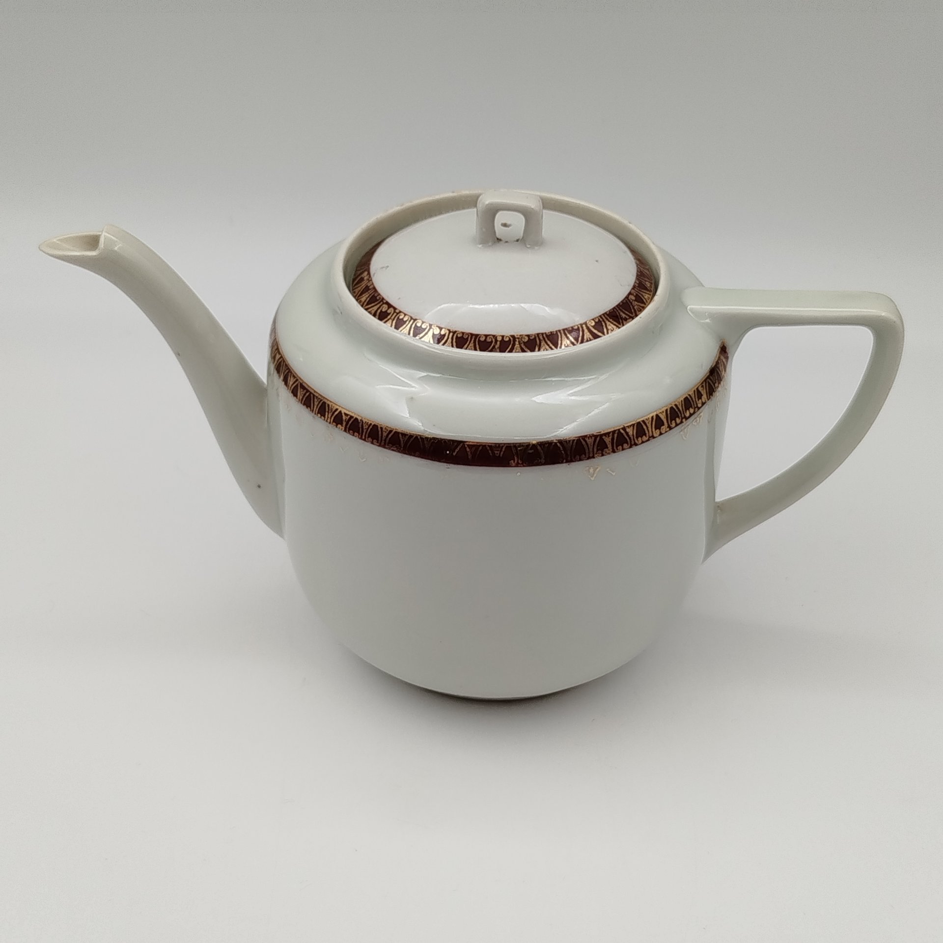Чайник заварочный с орнаментальной каймой, фарфор, обводка, золочение, Фарфоровый завод «Пролетарий» (Бронница, Мста), СССР, 1923-1927 гг.