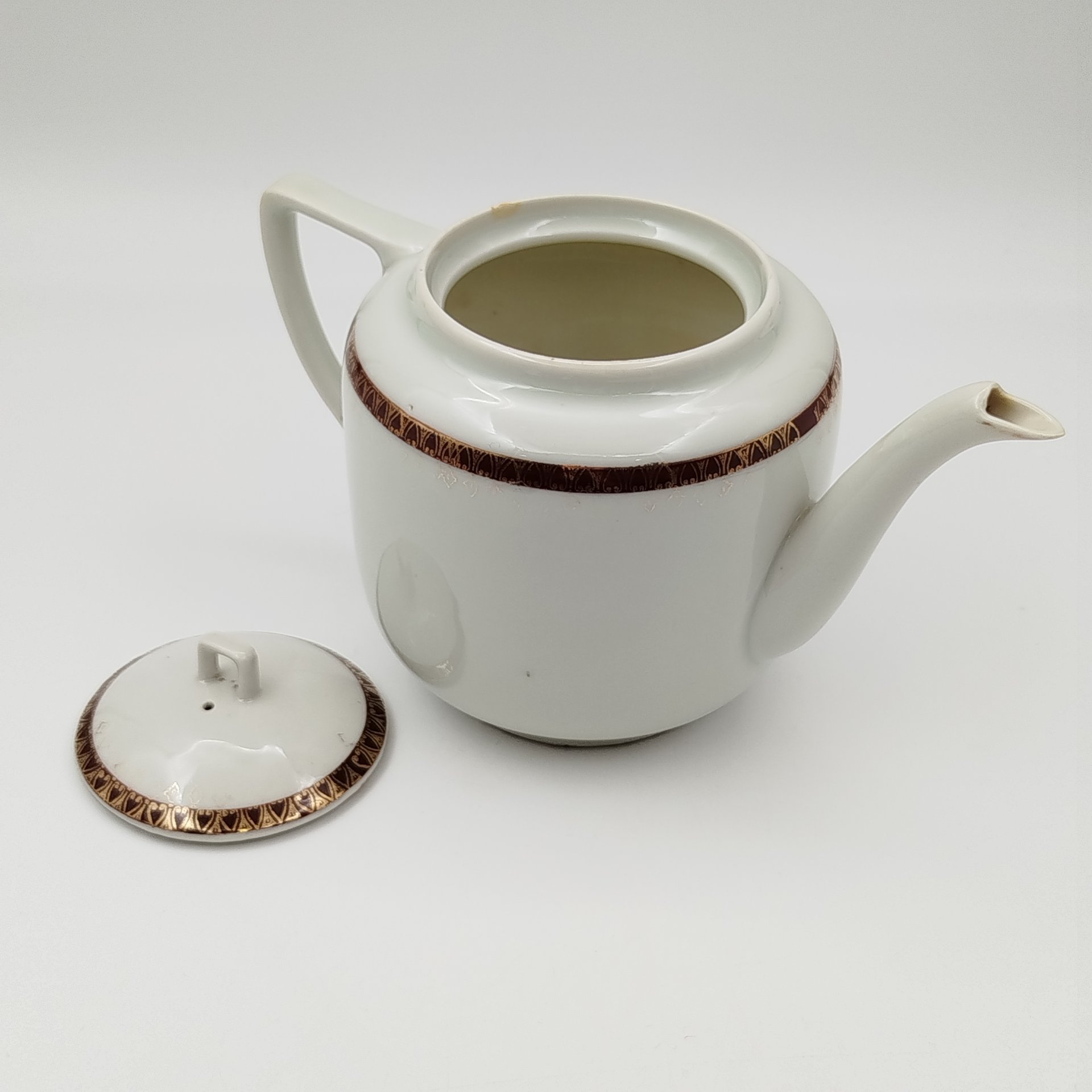 Чайник заварочный с орнаментальной каймой, фарфор, обводка, золочение, Фарфоровый завод «Пролетарий» (Бронница, Мста), СССР, 1923-1927 гг.