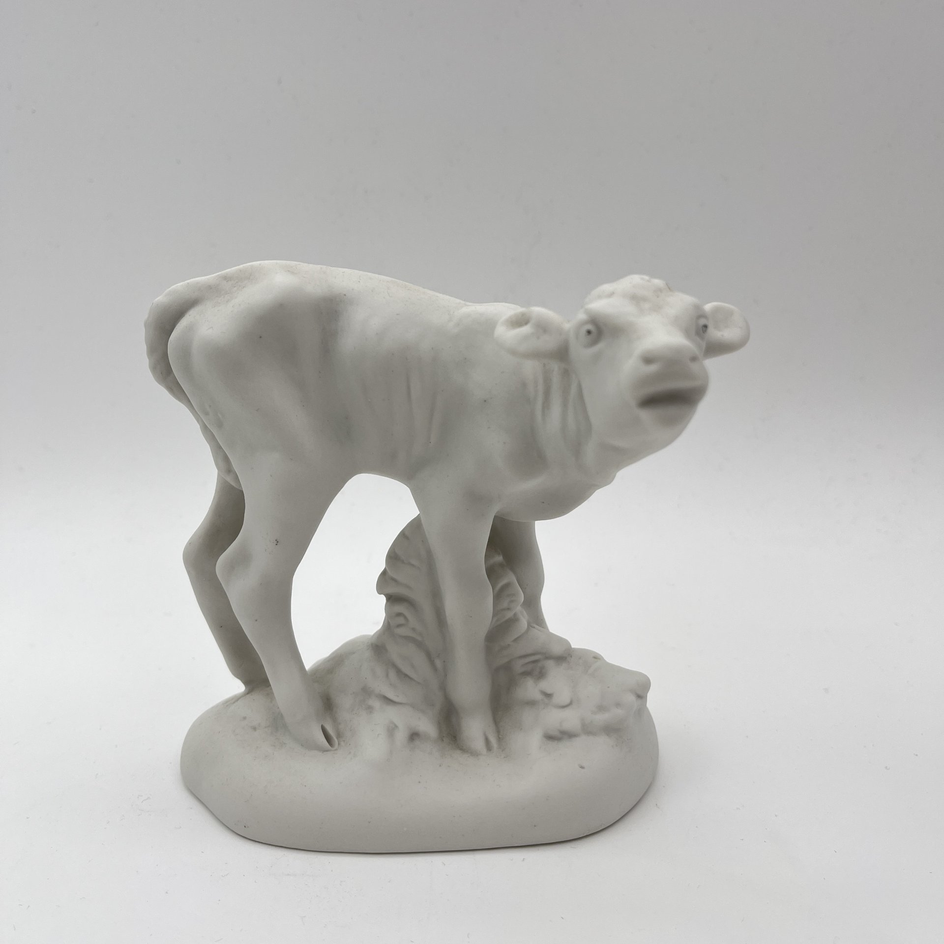 Статуэтка "Теленок стоит", скульптор Е.Г. Морозова-Эккерт, бисквит, Дмитровский фарфоровый завод (ДФЗ Вербилки), СССР, 1946-1954 гг.