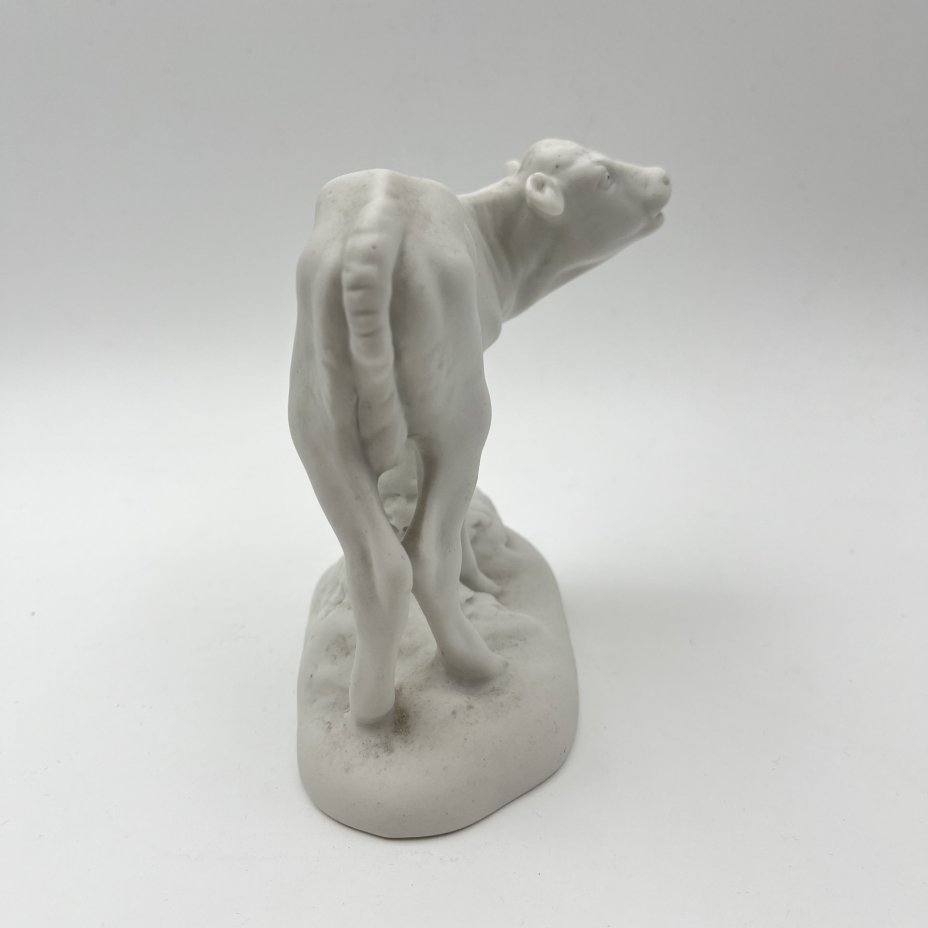 Статуэтка "Теленок стоит", скульптор Е.Г. Морозова-Эккерт, бисквит, Дмитровский фарфоровый завод (ДФЗ Вербилки), СССР, 1946-1954 гг.