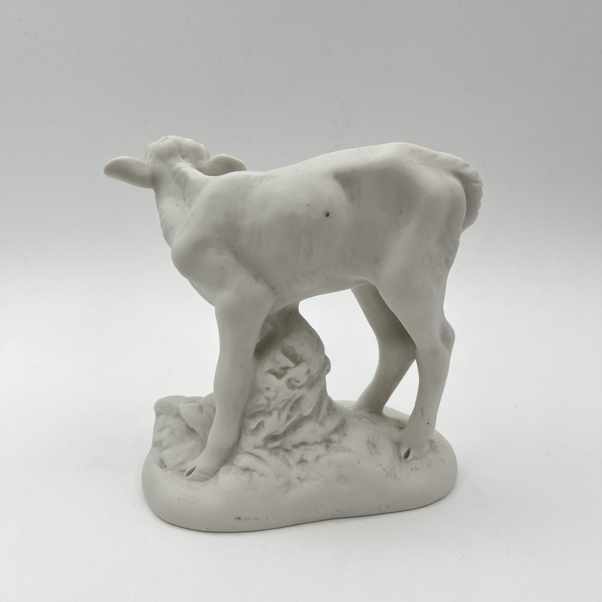 Статуэтка "Теленок стоит", скульптор Е.Г. Морозова-Эккерт, бисквит, Дмитровский фарфоровый завод (ДФЗ Вербилки), СССР, 1946-1954 гг.