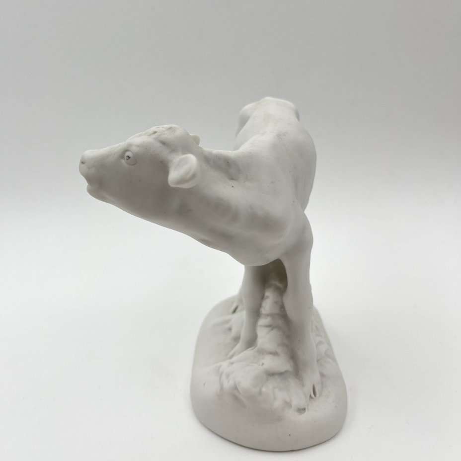 Статуэтка "Теленок стоит", скульптор Е.Г. Морозова-Эккерт, бисквит, Дмитровский фарфоровый завод (ДФЗ Вербилки), СССР, 1946-1954 гг.