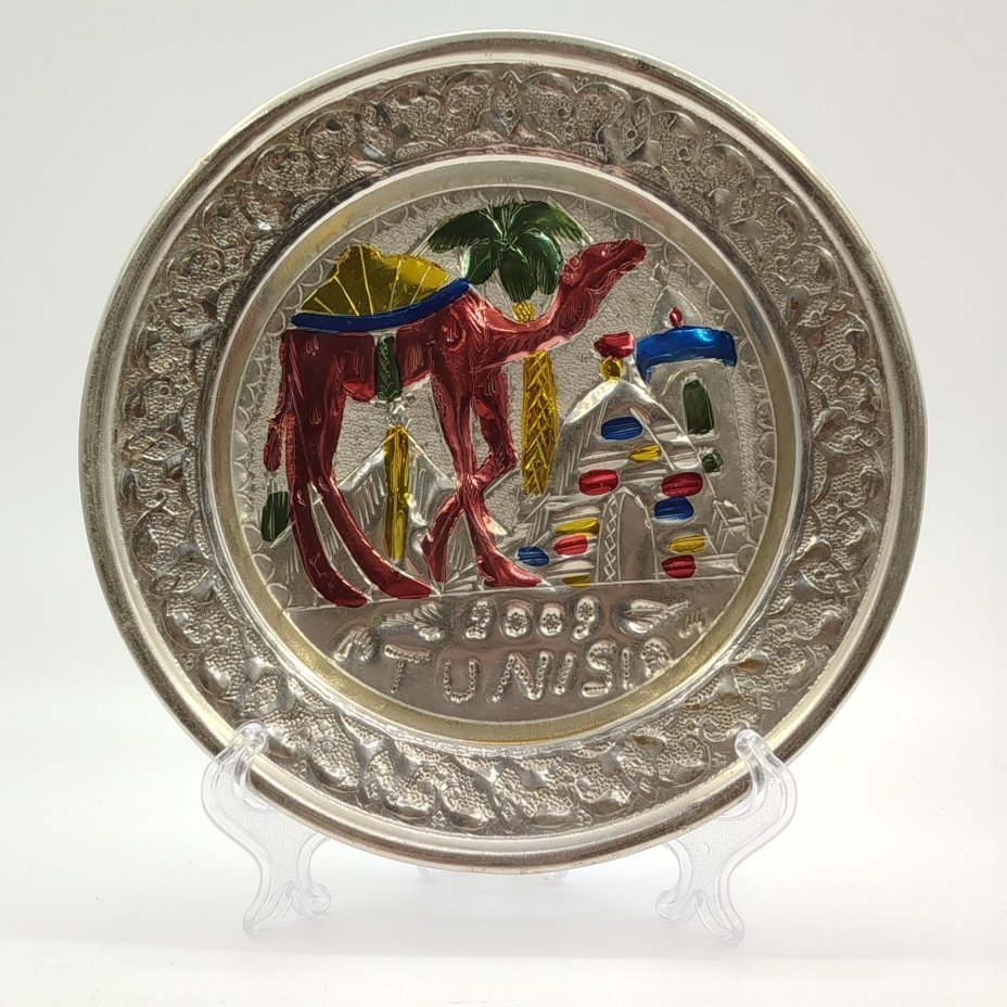 Тарелка декоративная настенная, украшенная изображением верблюда