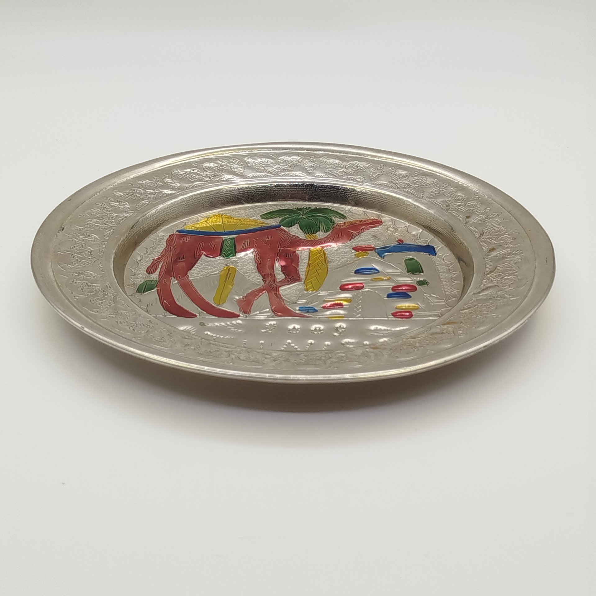 Тарелка декоративная настенная, украшенная изображением верблюда