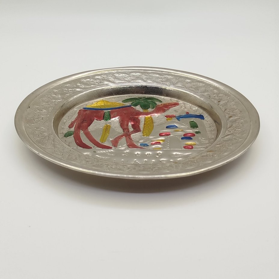 Тарелка декоративная настенная, украшенная изображением верблюда