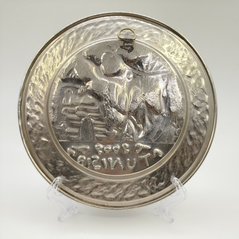 Тарелка декоративная настенная, украшенная изображением верблюда