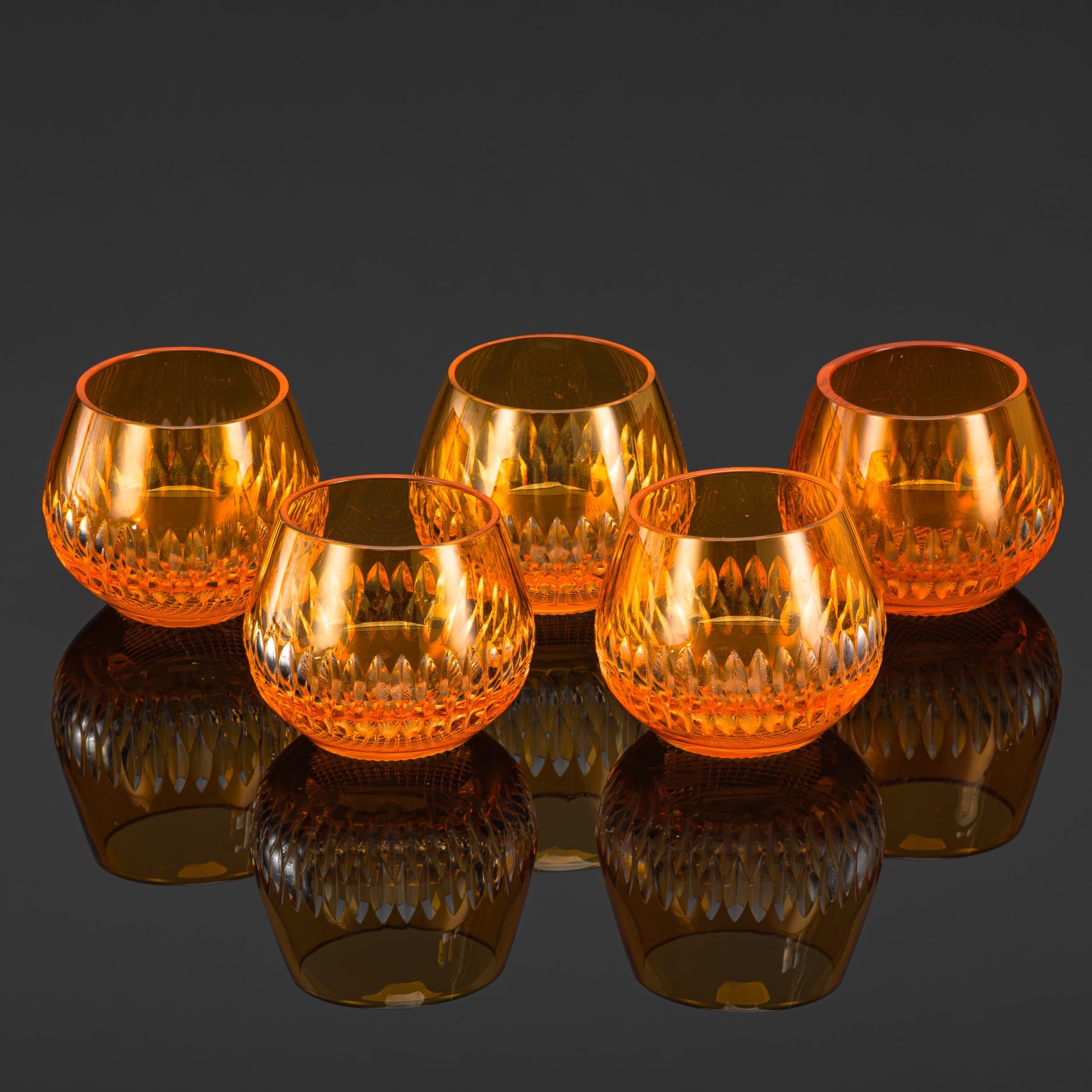 Набор стопок янтарного оттенка с резным геометрическим орнаментом на 5 персон, стекло, резьба, Германия, 1950-1970 гг.