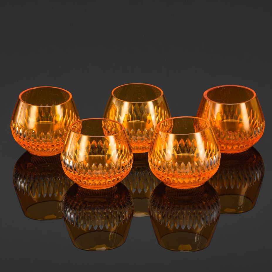 Набор стопок янтарного оттенка с резным геометрическим орнаментом на 5 персон, стекло, резьба, Германия, 1950-1970 гг.