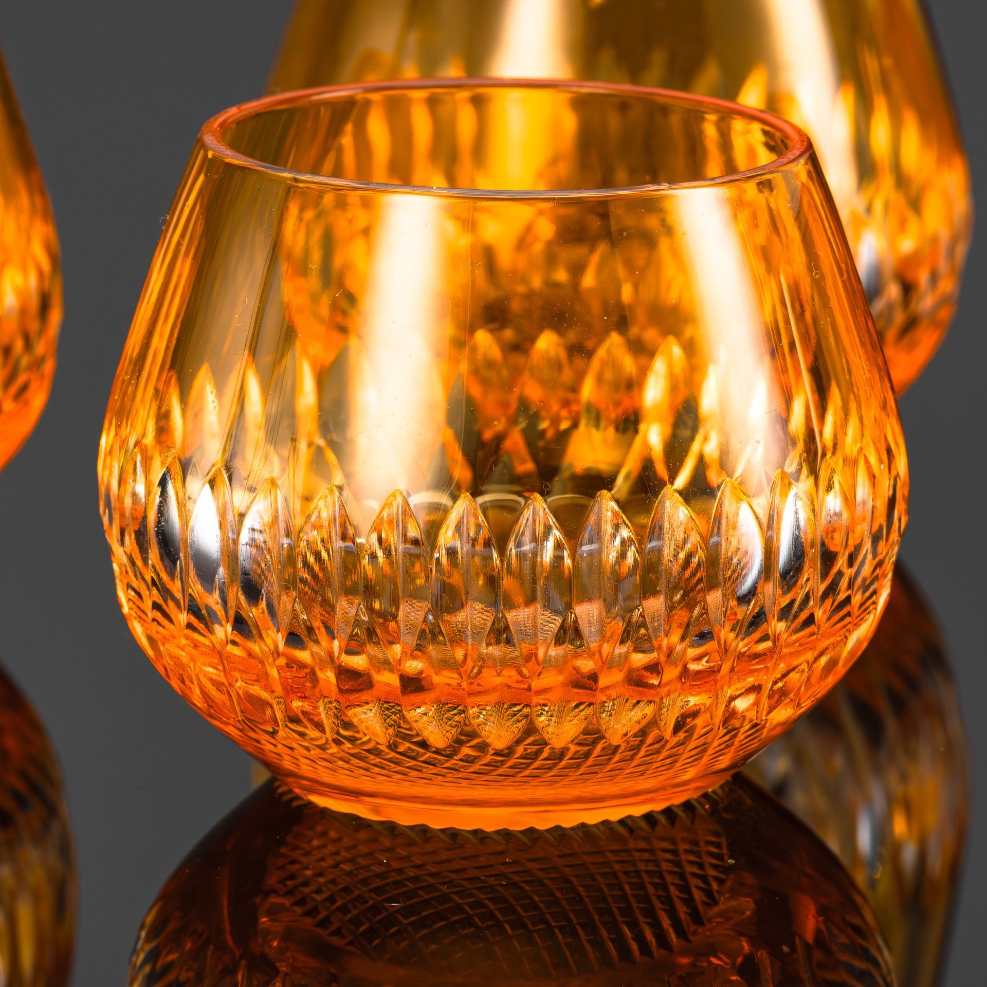Набор стопок янтарного оттенка с резным геометрическим орнаментом на 5 персон, стекло, резьба, Германия, 1950-1970 гг.