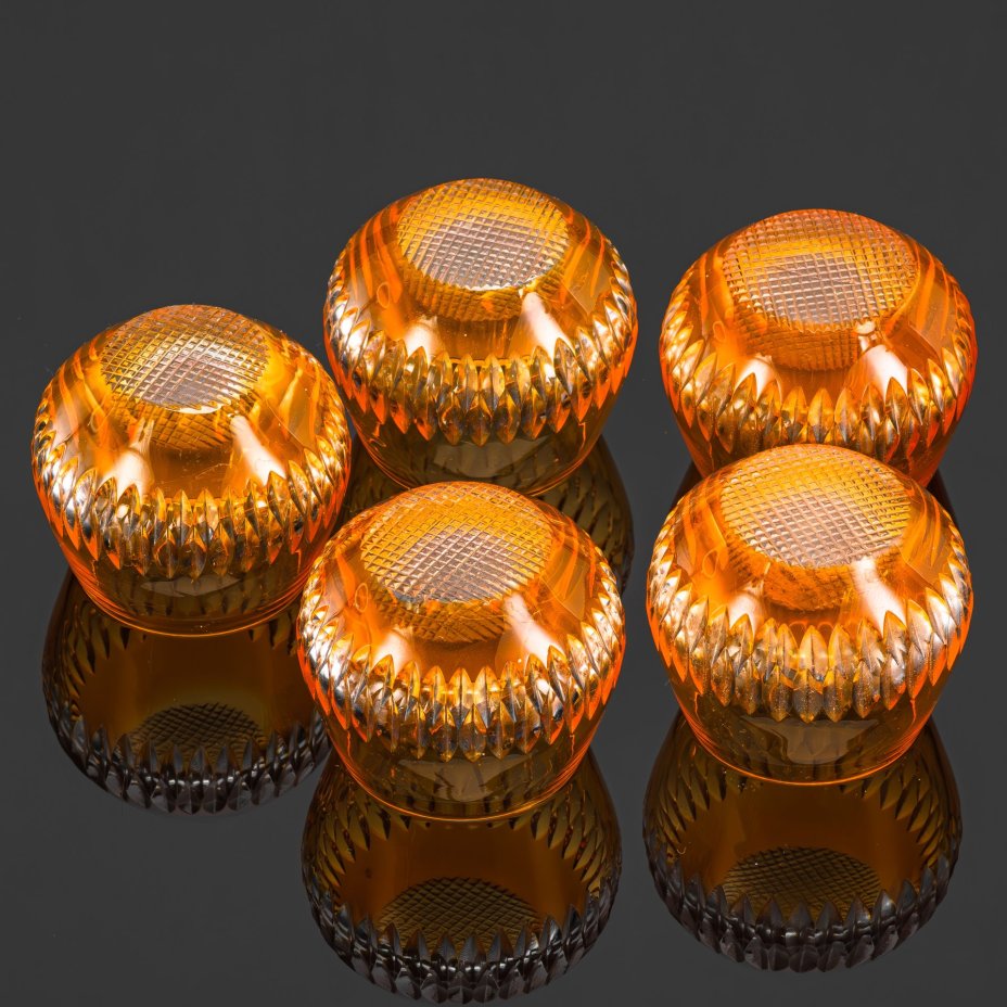 Набор стопок янтарного оттенка с резным геометрическим орнаментом на 5 персон