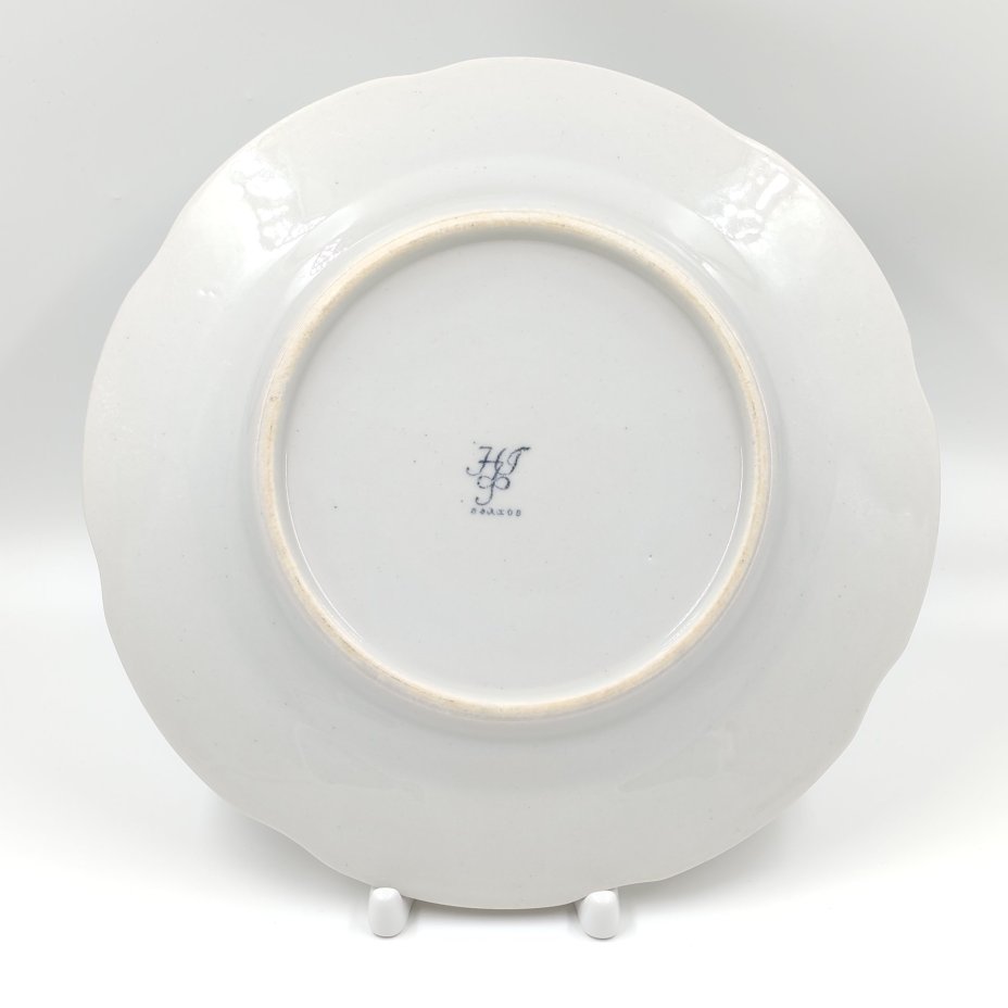 Тарелка обеденная с цветочным декором, фаянс, деколь, Государственная Волховская фарфорово-фаянсовая фабрика «Коминтерн», Государственная Волховская фарфорово-фаянсовая фабрика «Коминтерн»
