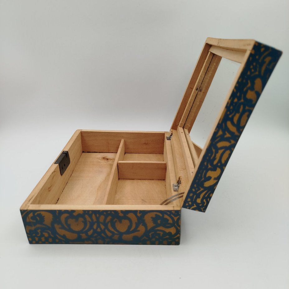 Шкатулка для украшений, декорированная сценой китайского чаепития, Китай