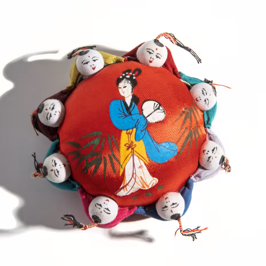 Игольница украшенная изображением Гуаньинь и фигурами карако