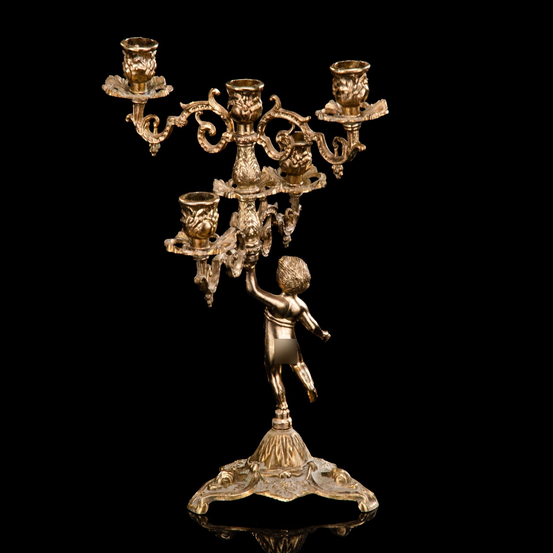 Канделябр на фигурном основании в виде путти, рассчитанный на 5 свечей