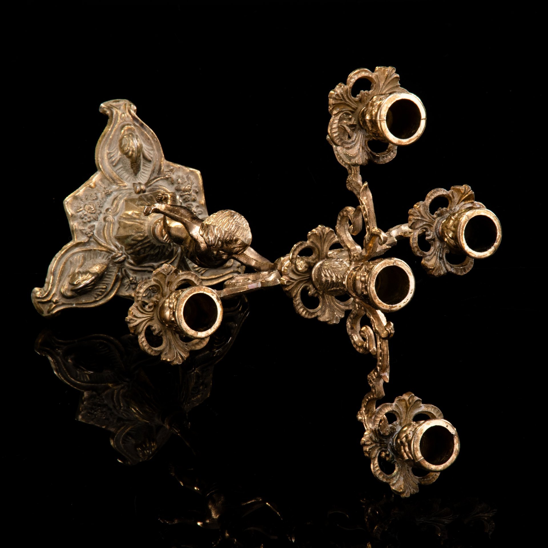 Канделябр на фигурном основании в виде путти, рассчитанный на 5 свечей