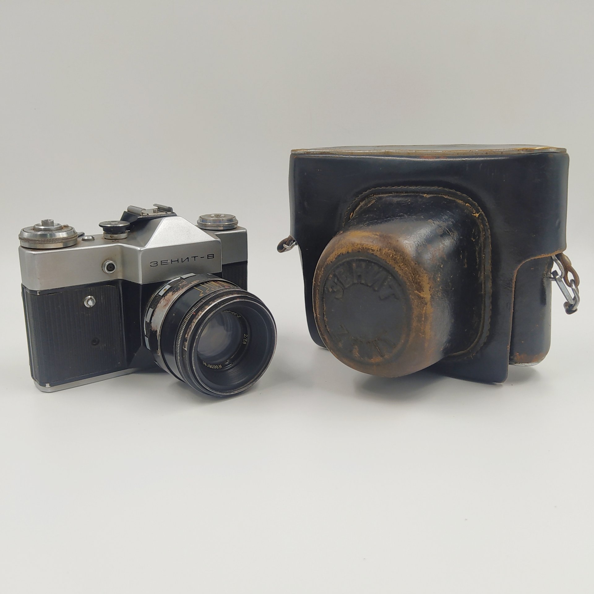 Фотоаппарат "Зенит-В" с объективом "Гелиос-44-2" в оригинальном кофре, Красногорский механический завод (КМЗ)