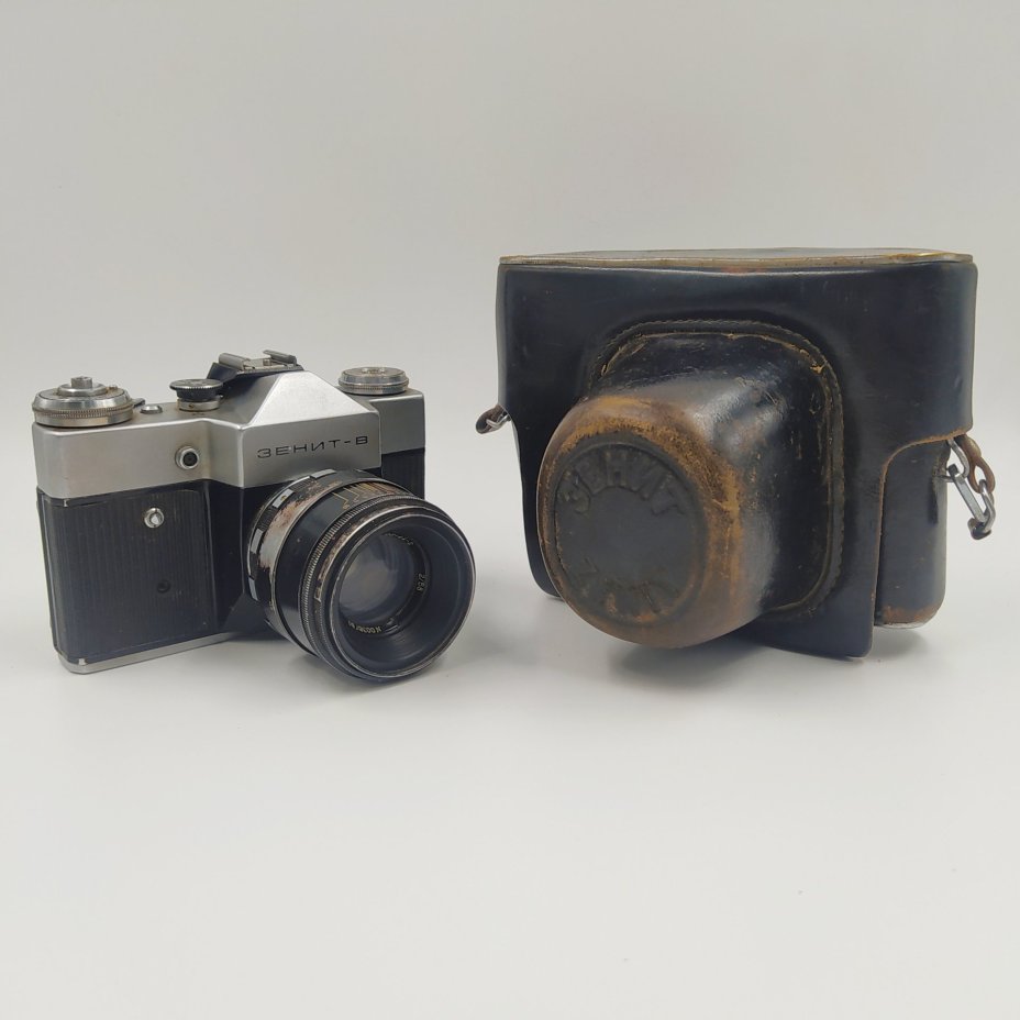 Фотоаппарат "Зенит-В" с объективом "Гелиос-44-2" в оригинальном кофре, Красногорский механический завод (КМЗ)