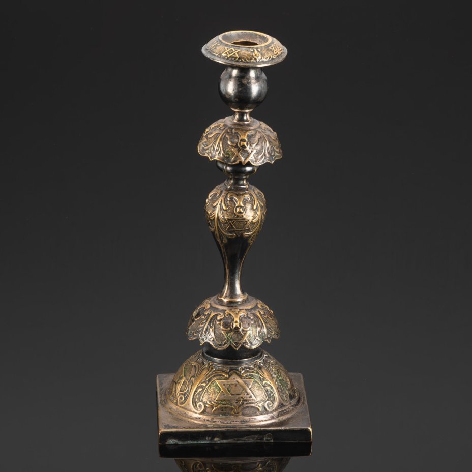 Подсвечник, украшенный львами и звездами Давида (Иудаика), латунь, серебрение, Bracia Henneberg (Братья Хеннеберг, Варшава), Царство Польское, 1915-1917 гг.