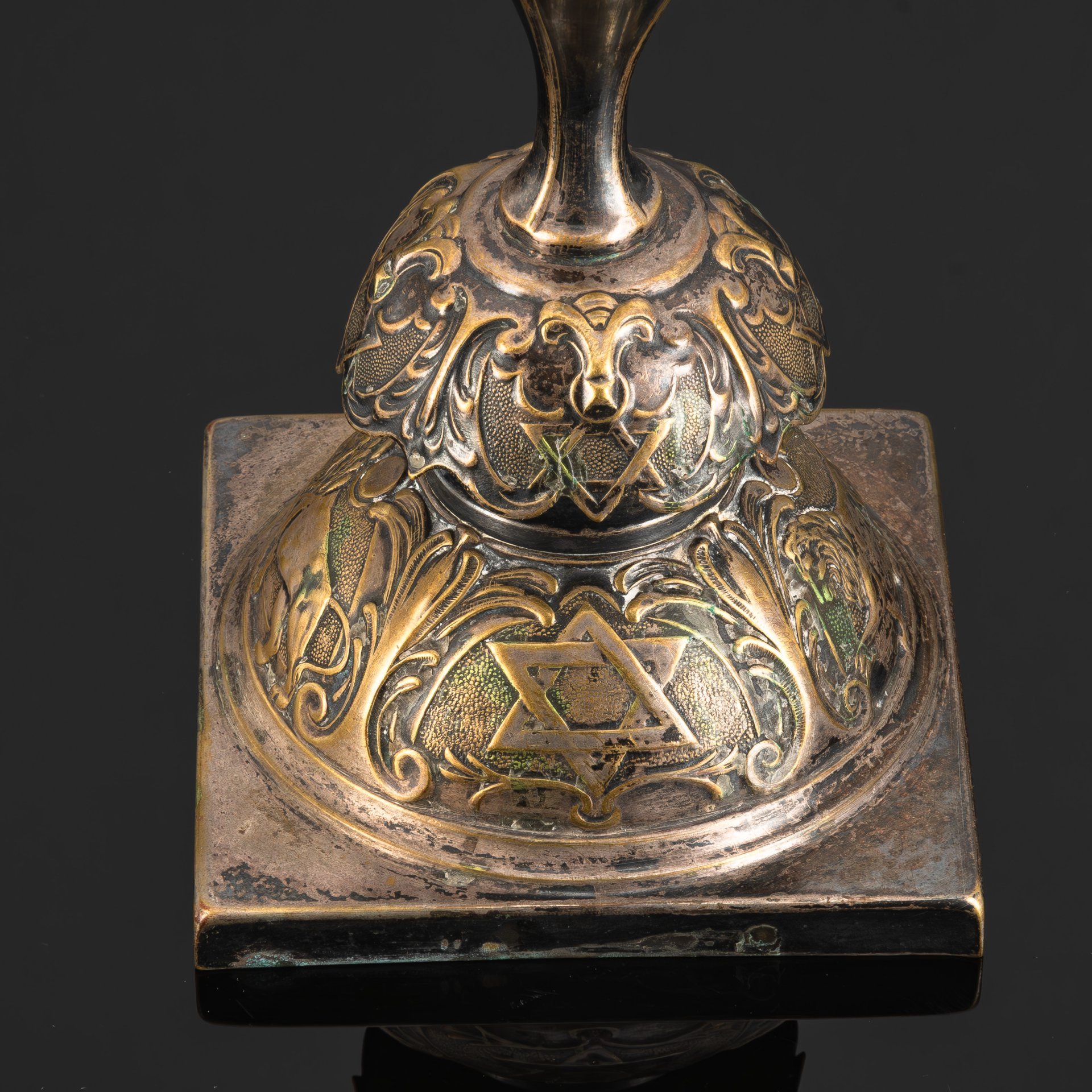 Подсвечник, украшенный львами и звездами Давида (Иудаика), латунь, серебрение, Bracia Henneberg (Братья Хеннеберг, Варшава), Царство Польское, 1915-1917 гг.