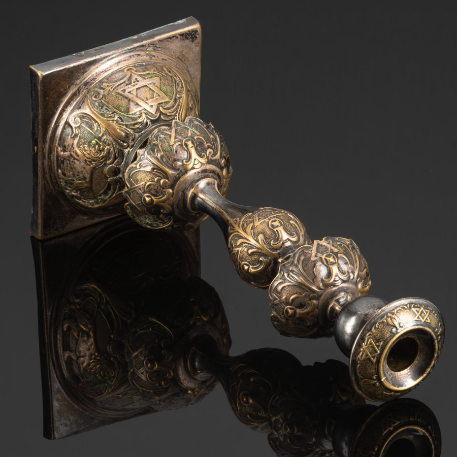 Подсвечник, украшенный львами и звездами Давида (Иудаика), латунь, серебрение, Bracia Henneberg (Братья Хеннеберг, Варшава), Царство Польское, 1915-1917 гг.