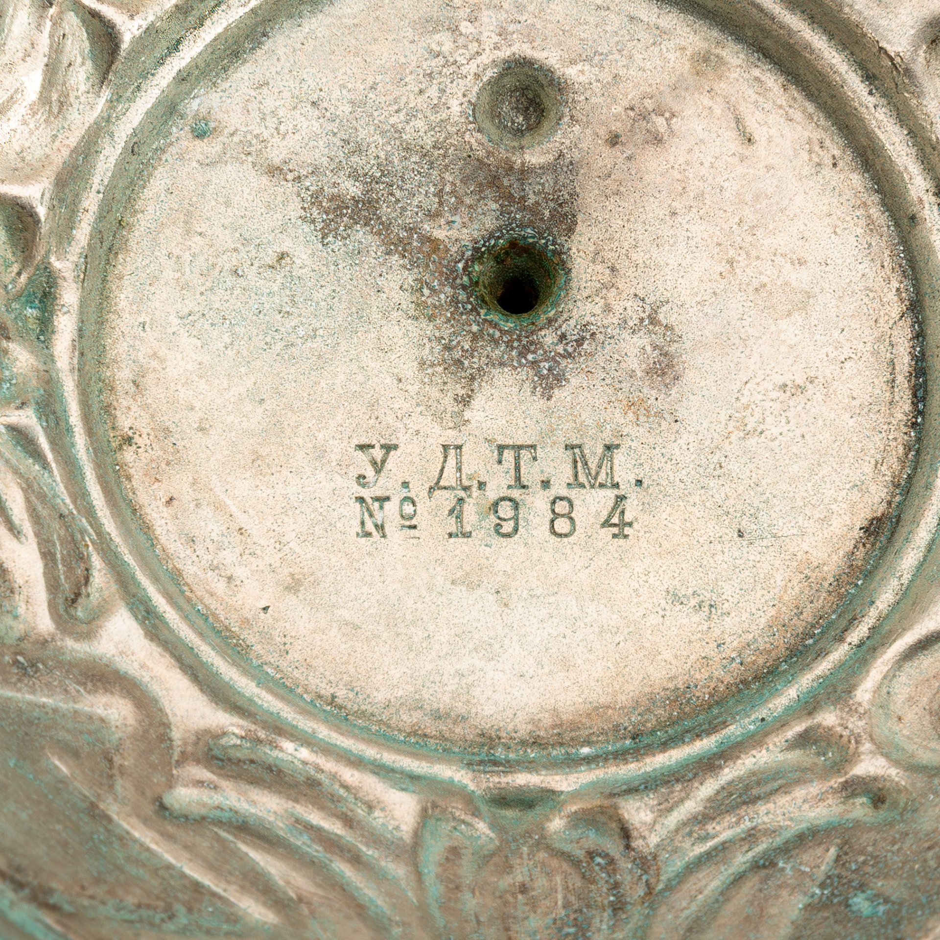 Подсвечник, украшенный львами и звездами Давида (Иудаика), латунь, серебрение, Bracia Henneberg (Братья Хеннеберг, Варшава), Царство Польское, 1915-1917 гг.